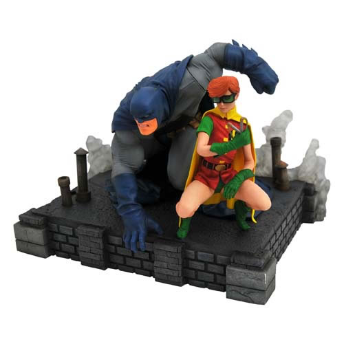 DC Gallery Statues - DC - Dark Knight Returns - Deluxe Batman & Carrie